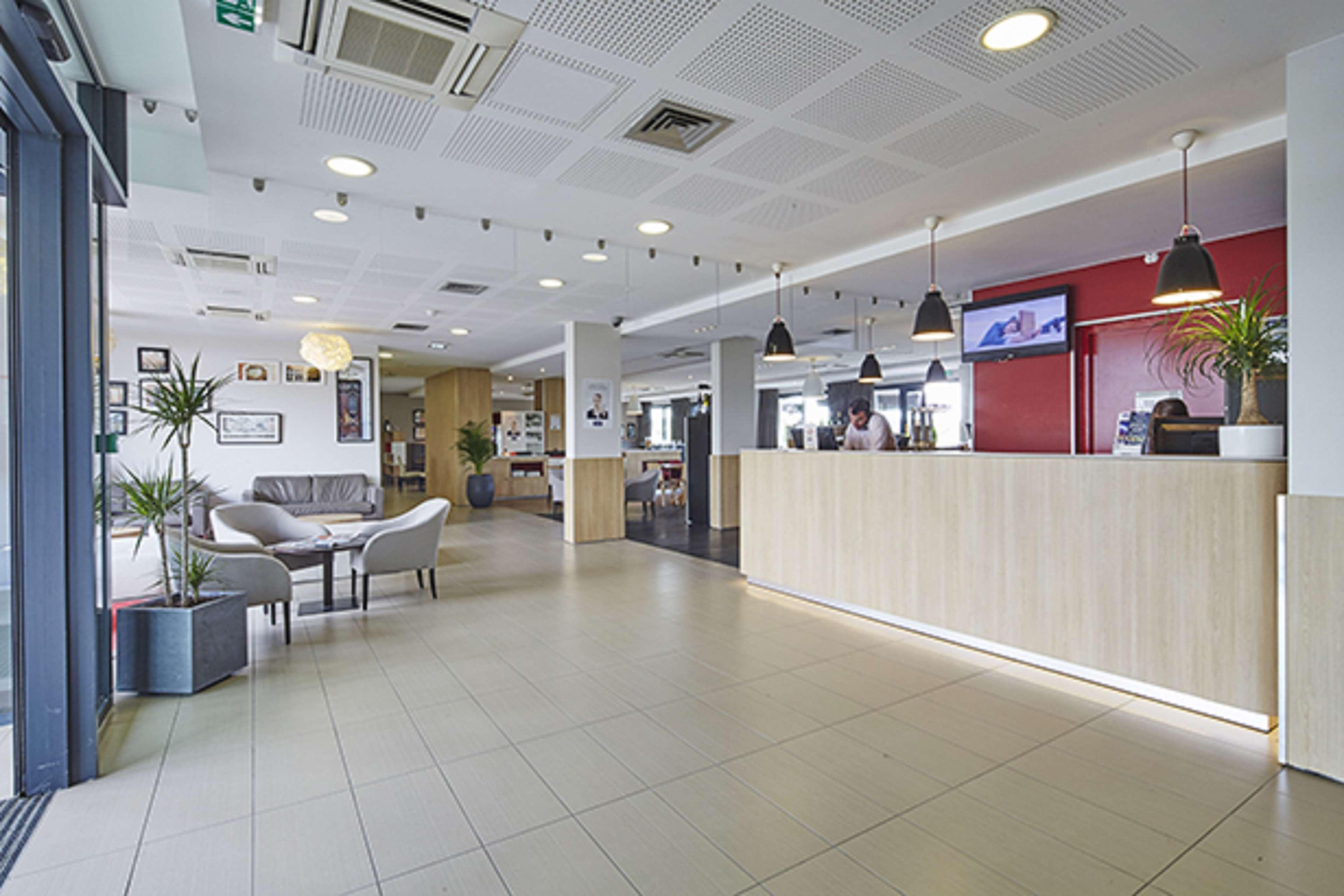 Отель Ibis Lyon Est Мезье Экстерьер фото