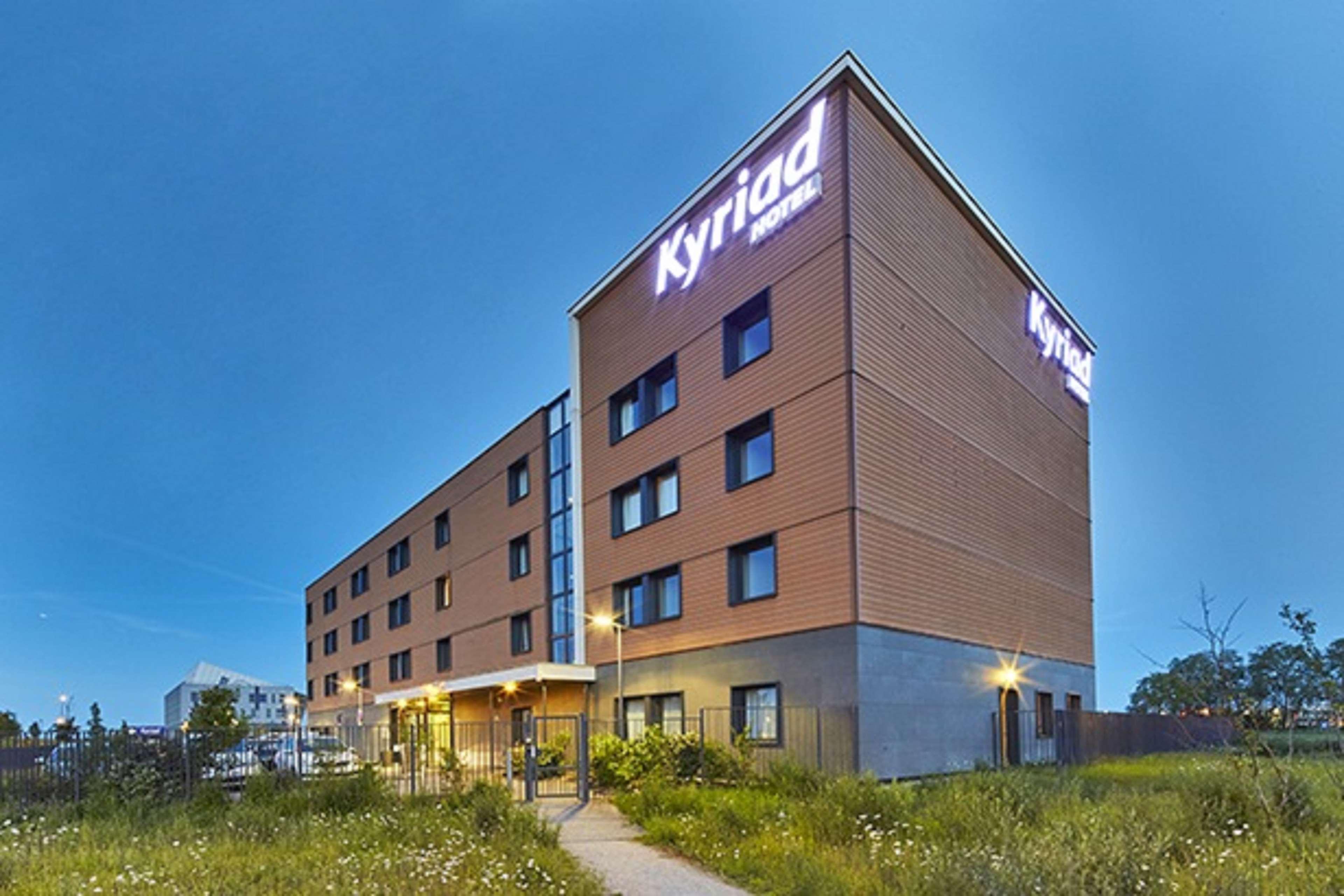 Отель Ibis Lyon Est Мезье Экстерьер фото