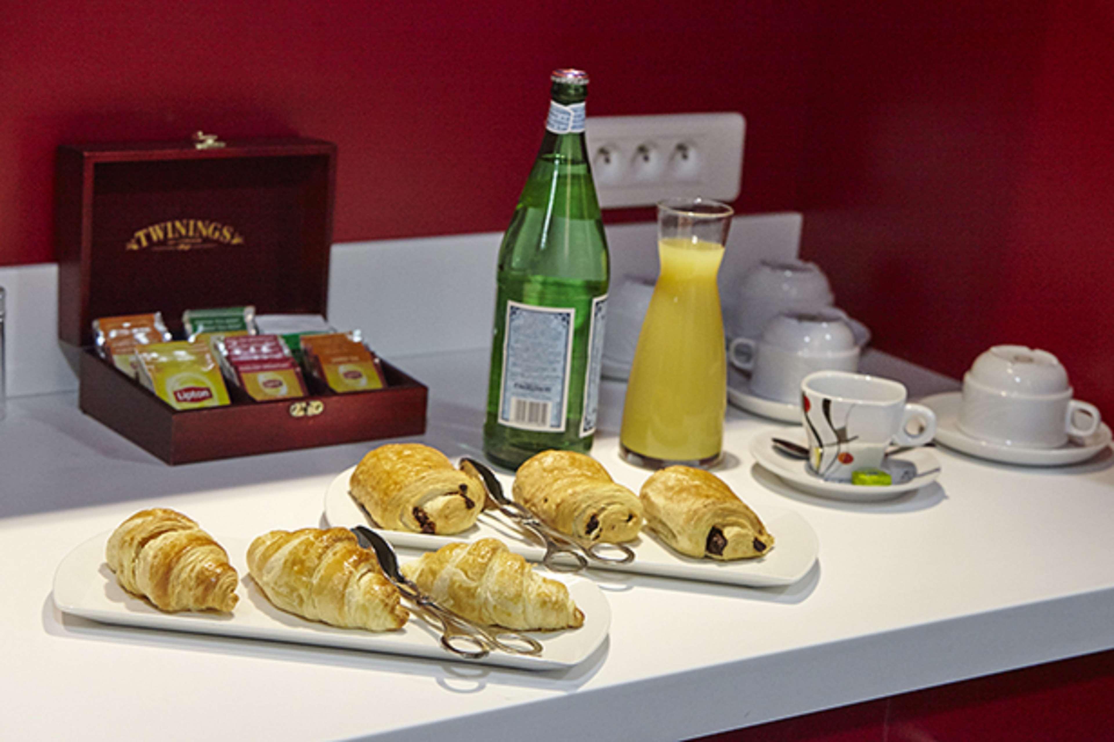 Отель Ibis Lyon Est Мезье Экстерьер фото