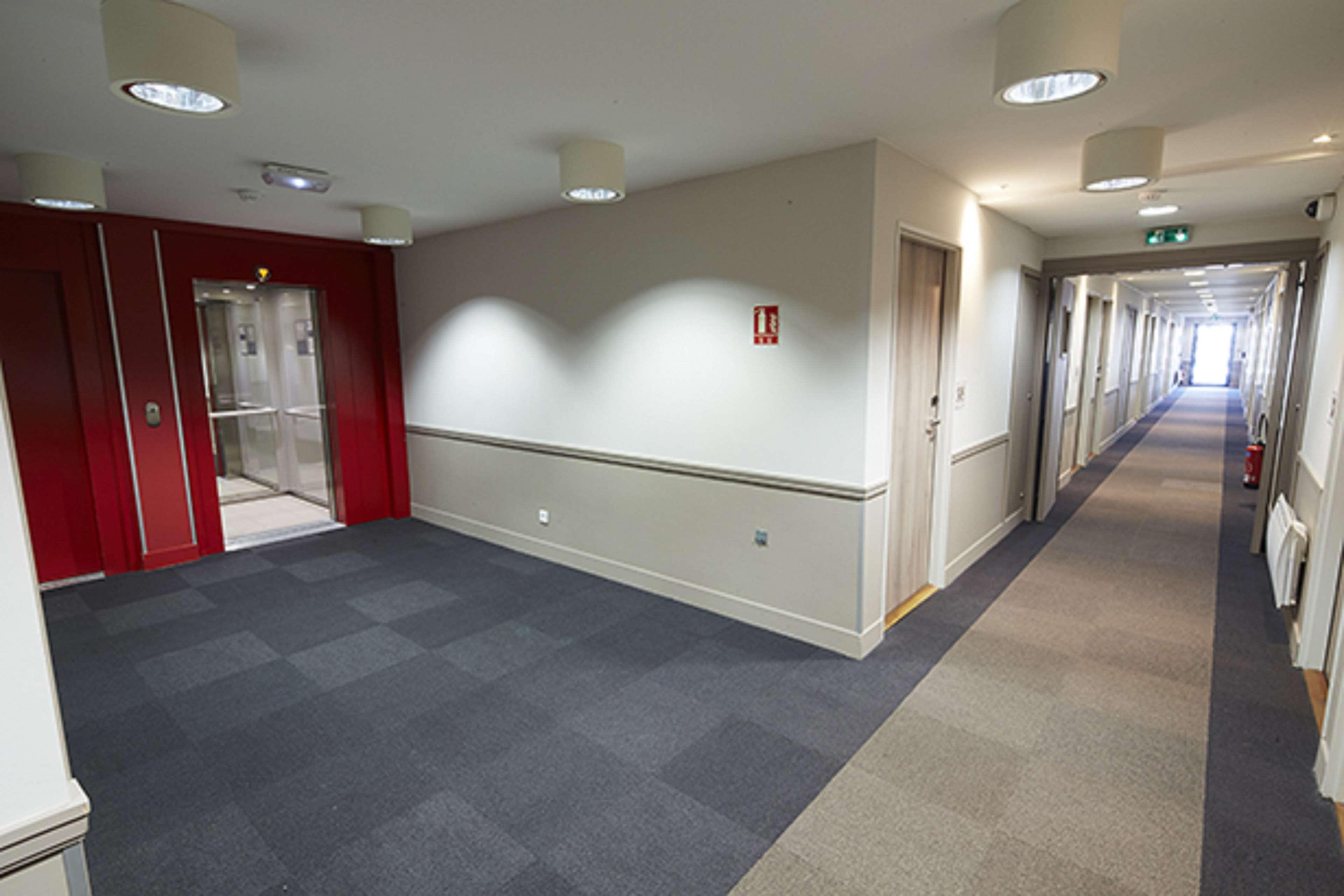 Отель Ibis Lyon Est Мезье Экстерьер фото