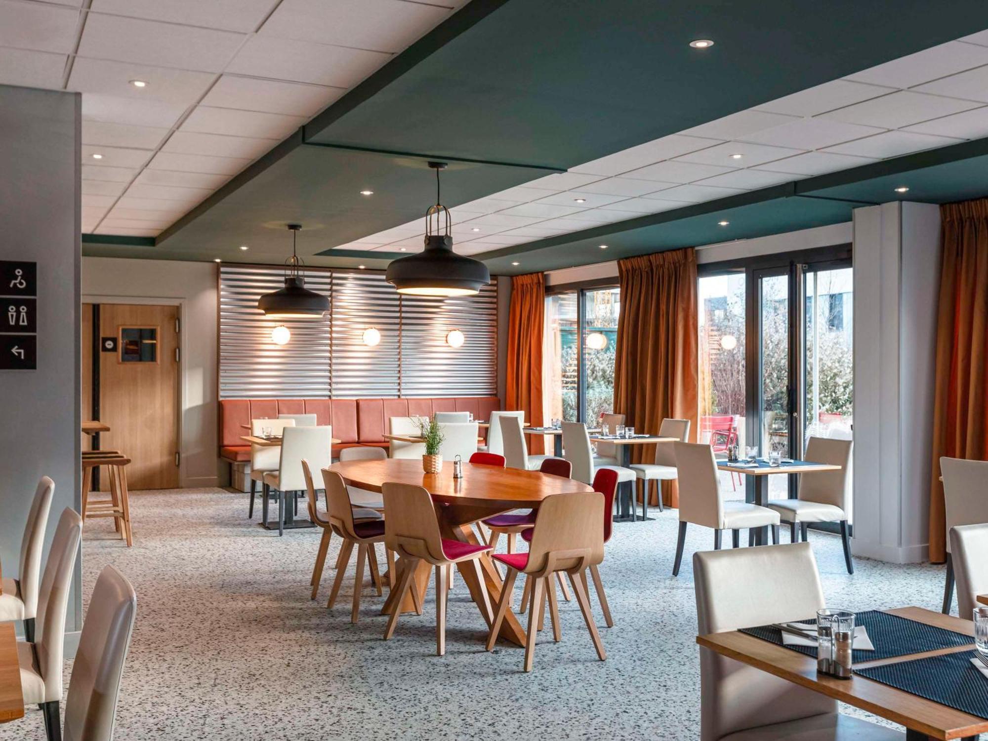 Отель Ibis Lyon Est Мезье Экстерьер фото