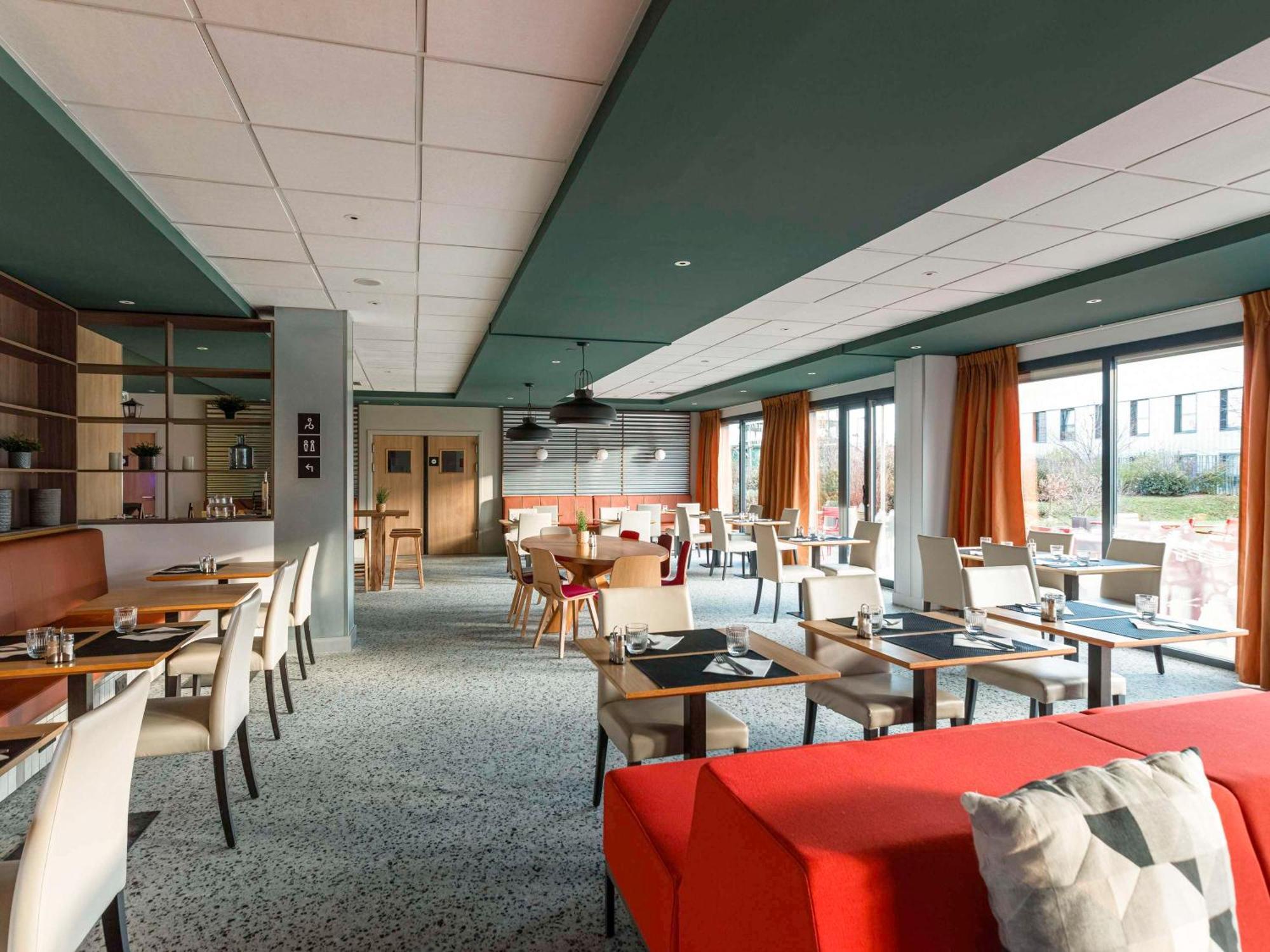 Отель Ibis Lyon Est Мезье Экстерьер фото