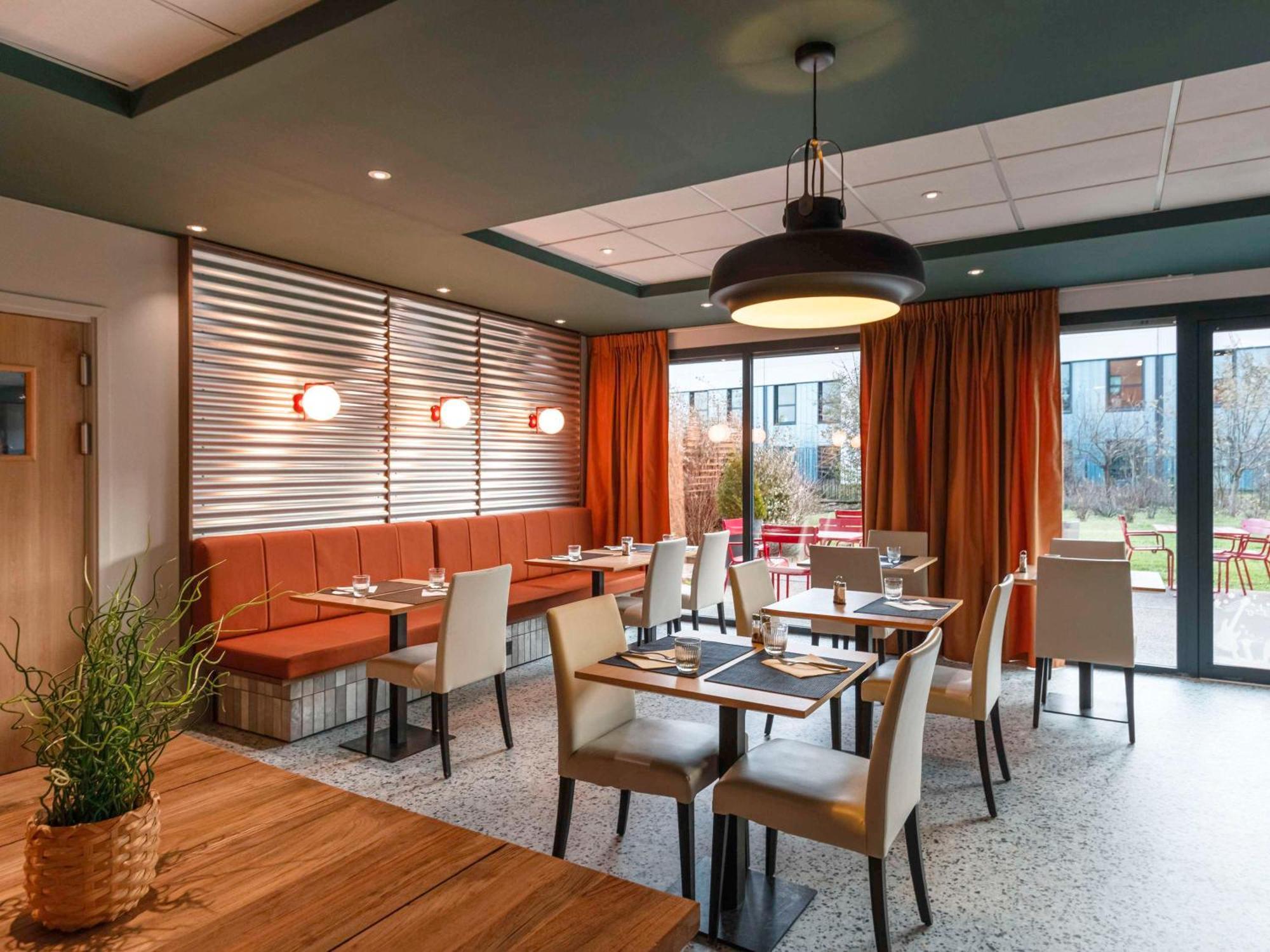 Отель Ibis Lyon Est Мезье Экстерьер фото