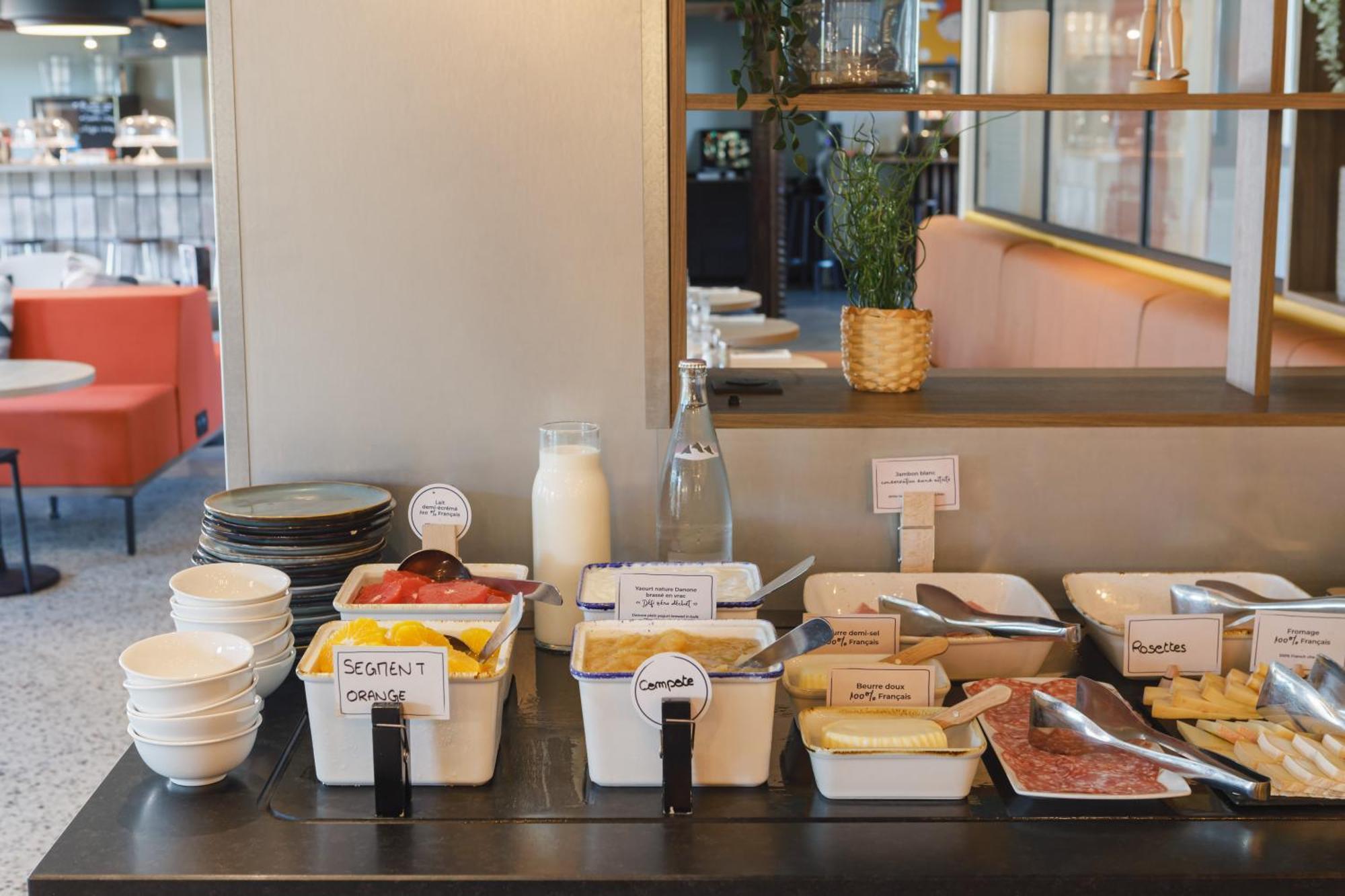 Отель Ibis Lyon Est Мезье Экстерьер фото
