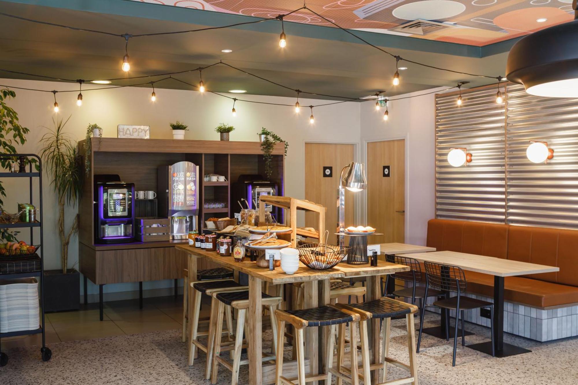 Отель Ibis Lyon Est Мезье Экстерьер фото